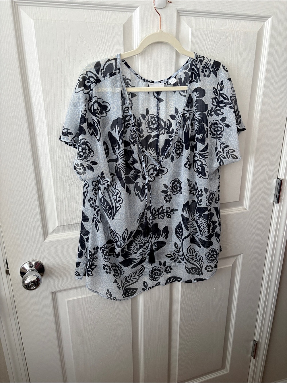 New York & Company Black and White Floral V-Neck Short Sleeve Top